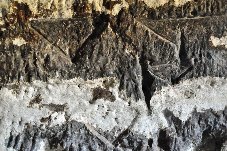 Triángulos grabados en la roca (Cueva de la Paja, Gran Canaria). Algunos autores especulan que la compleja iconografía rupestre canaria pudo originarse en estados de trance ritual, aunque no existan pruebas directas del consumo de enteógenos.